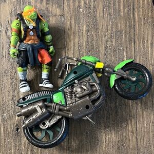 Teenage Mutant Ninja Turtles Mutant Mayhem Ninja Kick Cycle with Leonardo Figure